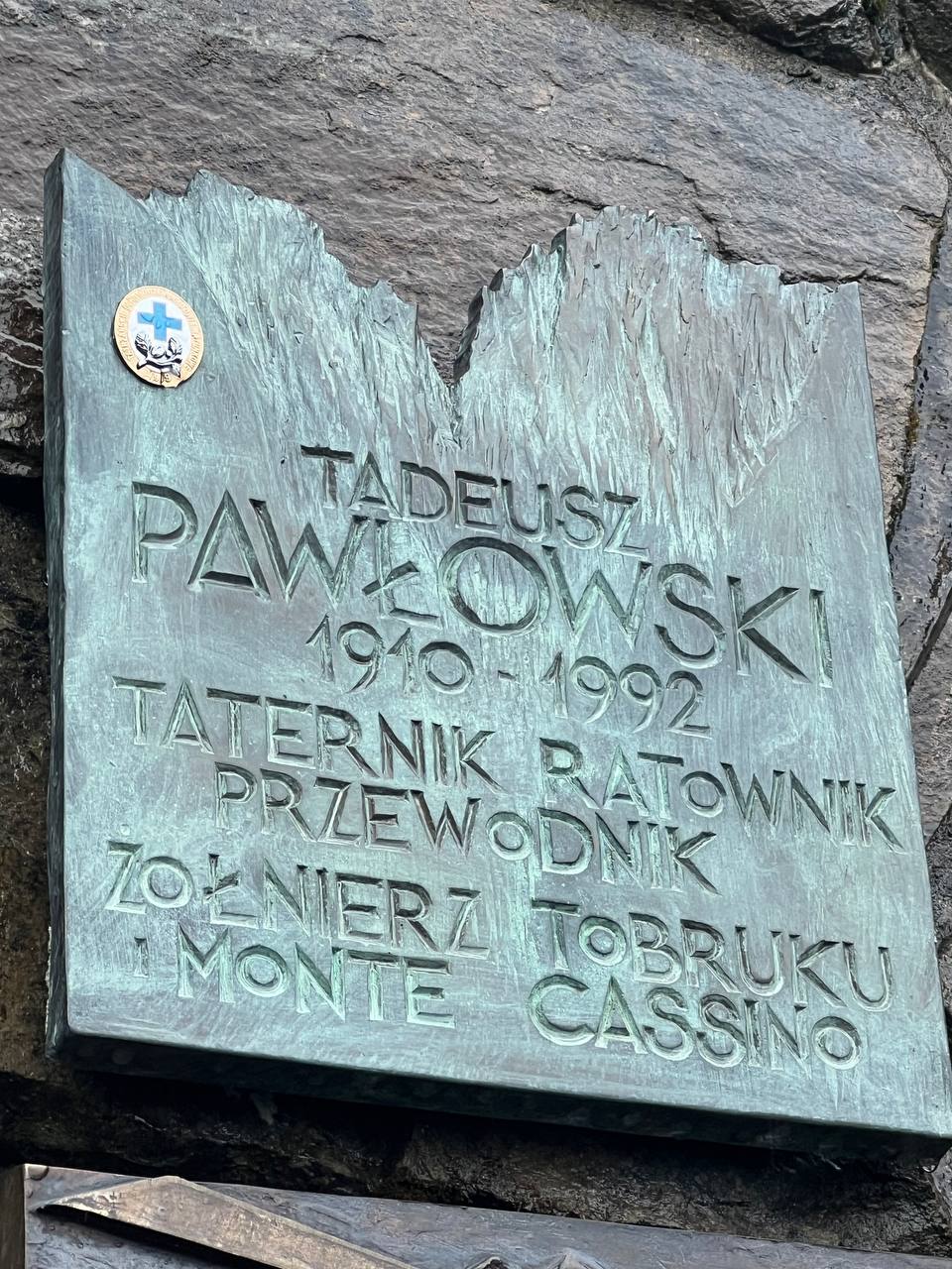 The memorial plaque to Tadeusz Pawłowski unveiled at the Wiktorówki chapel